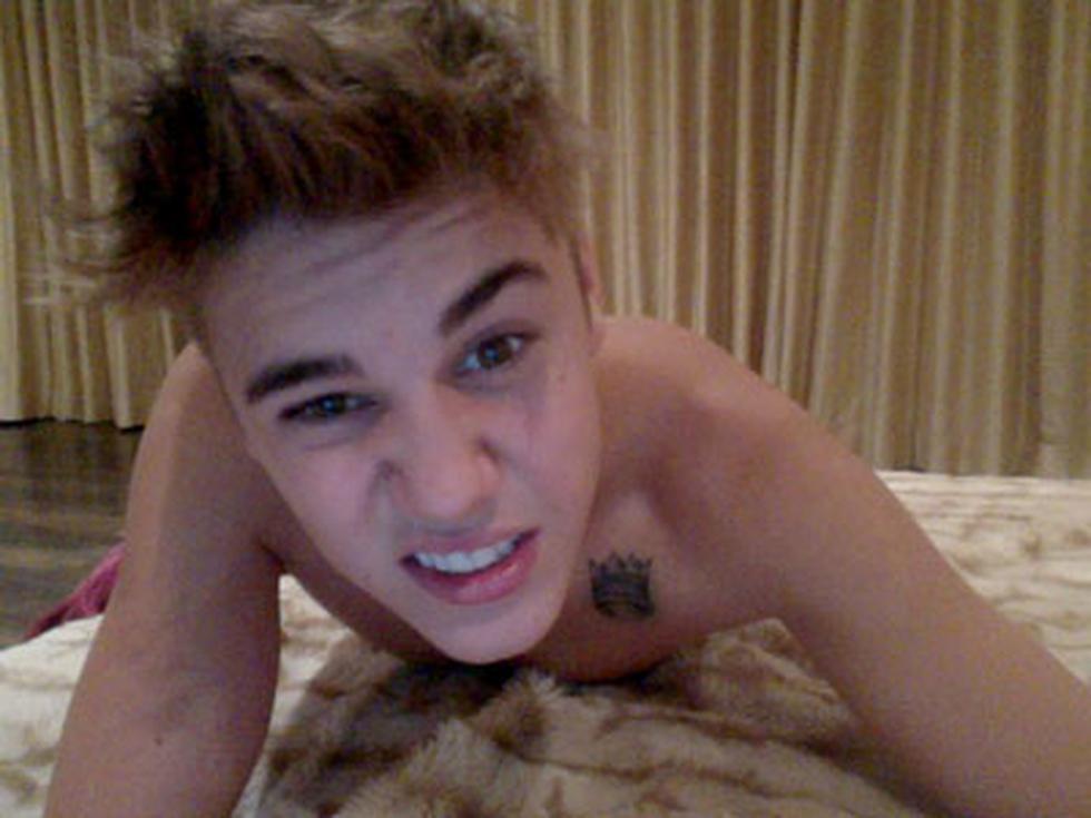 Justin Bieber se muestra semidesnudo