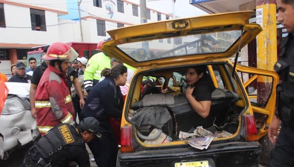 Chimbote: Chofer y pasajeros quedan atrapados en Tico tras choque