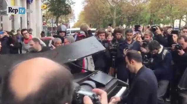 ​YouTube: Pianista conmueve al mundo tocando “Imagine” en exteriores del teatro Bataclan, en París