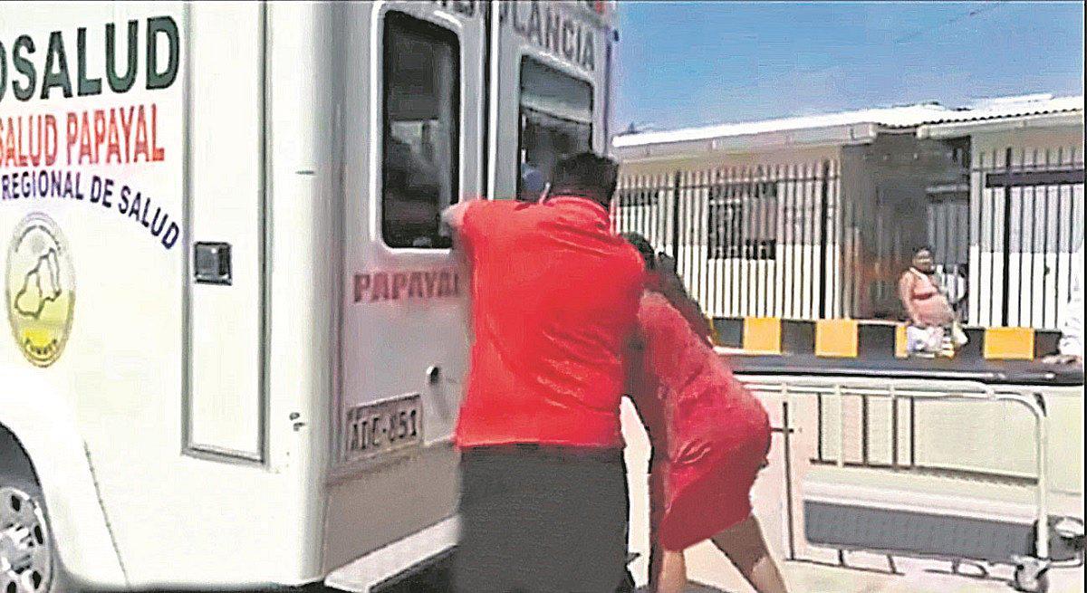 Paciente fallece al no poder ser sacado de ambulancia debido a que la puerta se trabó (VIDEOS)