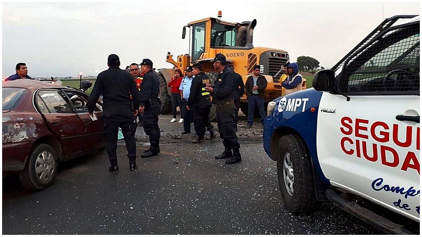 Choque entre cargador frontal y automóvil deja un muerto 