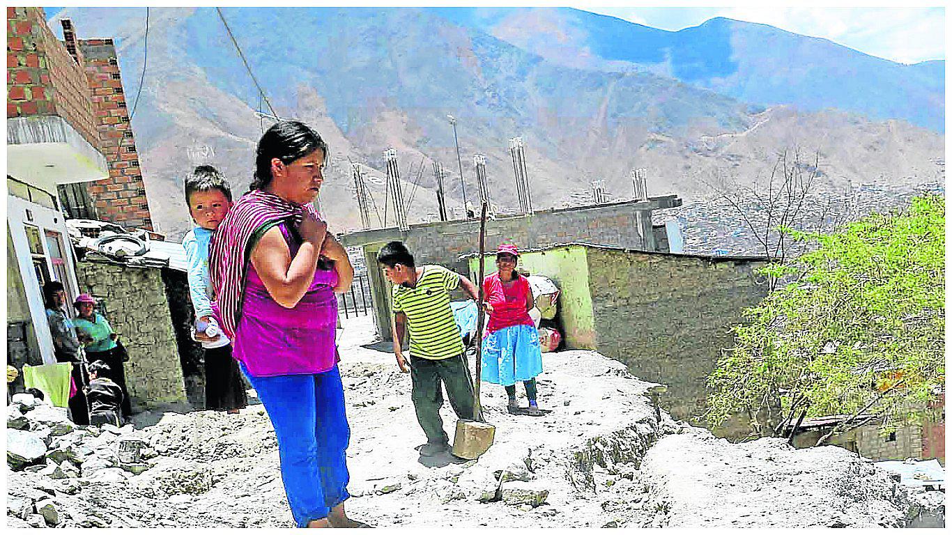 ​Huánuco: Ante deslizamiento del cerro 50 viviendas deben ser desocupadas 