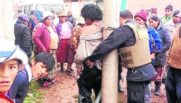 Pobladores capturan y desnudan a supuesto ladrón de casas en Puno