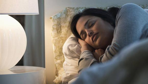 Dormir con la luz o televisor encendida podría causar aumento de peso en las mujeres