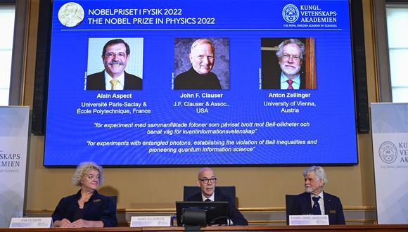 Los ganadores del Premio Nobel de Física 2022: el físico experimental francés Alain Aspect, el físico teórico y experimental estadounidense John Francis Clauser y el físico cuántico austriaco Anton Zeilinger. (Foto:  EFE/EPA/Jonas Ekstromer )