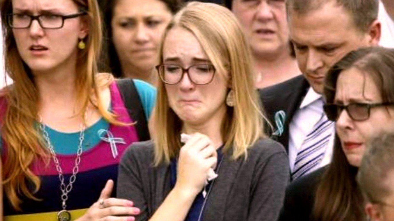 Adolescente fingió estar muerta y fue testigo del masacre de su familia por su tío