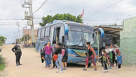 Un grupo de 17 venezolanos fue intervenido cuando pretendía abordar un ómnibus en el distrito de Las Lomas. En tanto, otros 4 extranjeros pretendían viajar a bordo de un automóvil. (Foto: PNP)