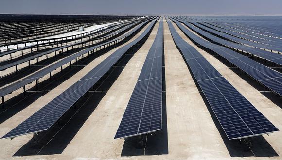 Esta fotografía tomada el 18 de octubre de 2022 muestra una vista de los paneles solares en la planta de energía solar al-Kharsaah recientemente inaugurada en Qatar. (Foto de Iván Pisarenko / AFP)