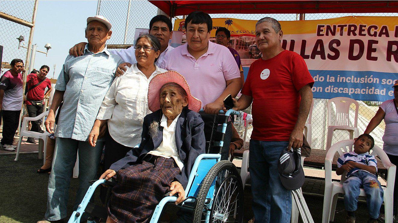 El Porvenir: Entregan silla de rueda a mujer de 100 años