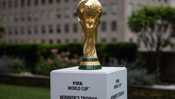 El trofeo de la Copa Mundial de la FIFA se muestra durante un evento en Nueva York después de un anuncio relacionado con la organización de la Copa Mundial de la FIFA 2026, el 16 de junio de 2022. (Foto de Yuki IWAMURA / AFP)