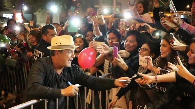 Alejandro Sanz llega a Lima y fans intentaron robarle beso (VIDEO)    