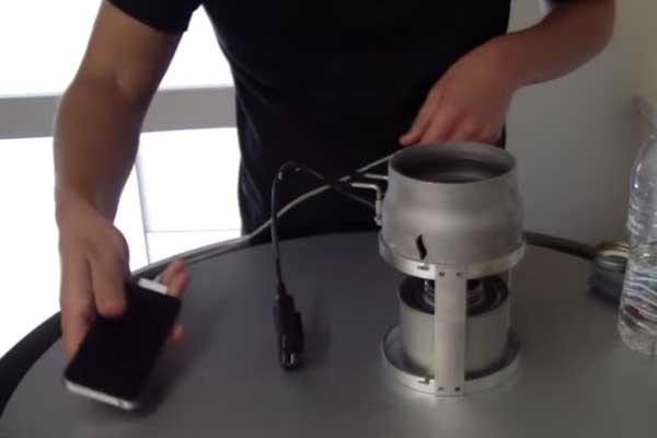YouTube: Aprende a cargar el celular con una vela y agua (VIDEO)