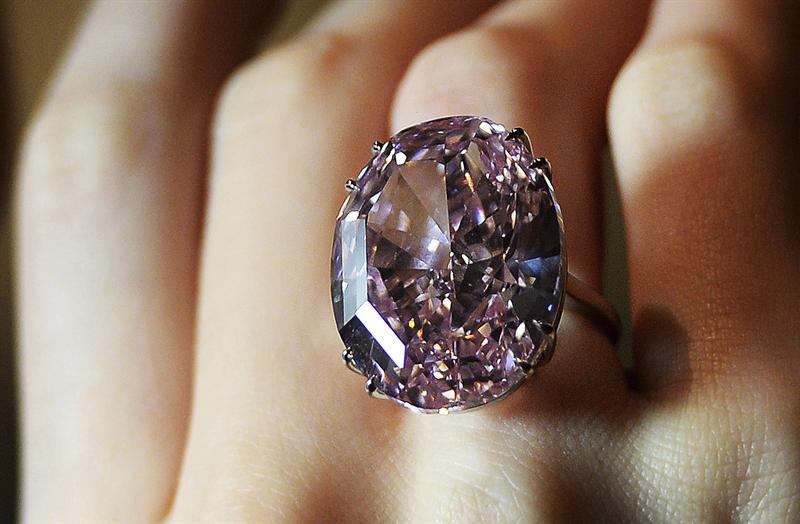 Venden diamante rosa por 73,9 millones de dólares