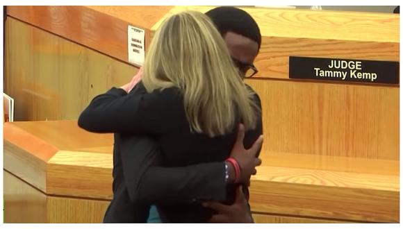 ​Joven perdona y abraza a una expolicía que mató a su hermano (VIDEO)