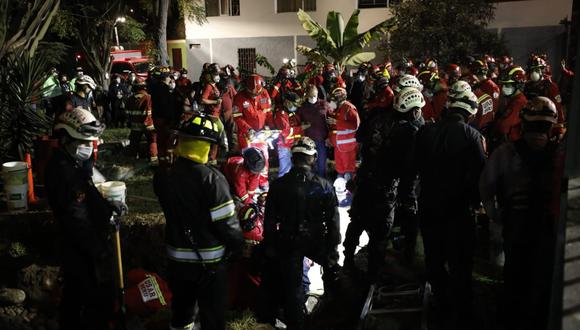 Bomberos y policías luchan para rescatar al niño que cayó a un pozo en Cercado de Lima. | Foto: César Bueno