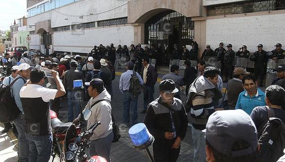 Protestan por el despido de 22 trabajadores en obra en Av. Pizarro