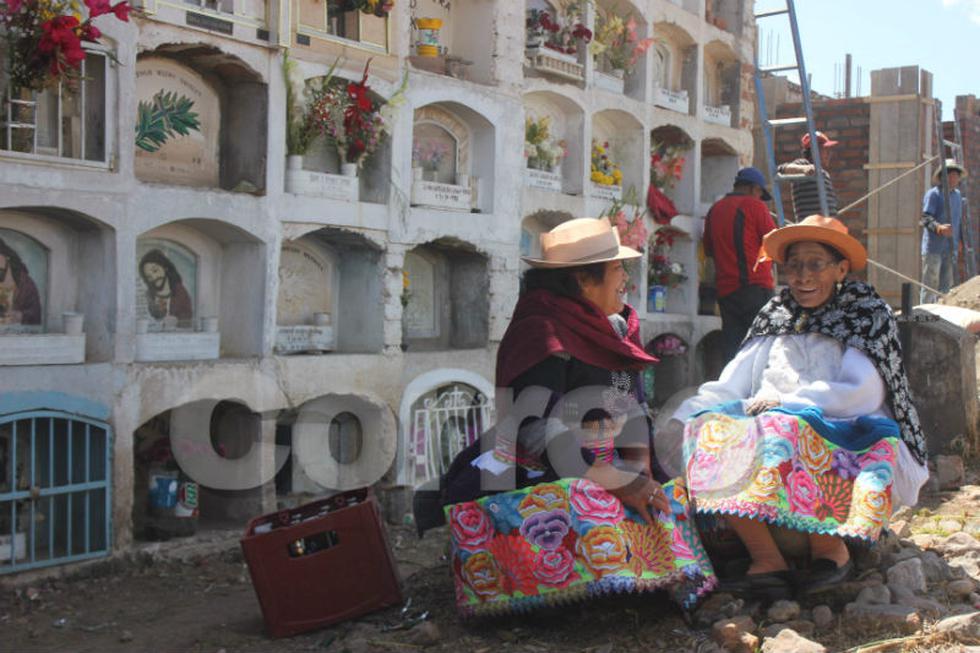 Exhuman restos de mujer  a ritmo de santiago (VIDEO)