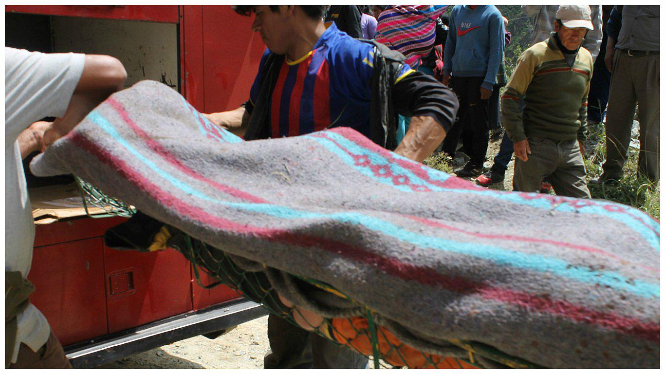 Ómnibus cae al abismo y mueren al menos 10 pasajeros