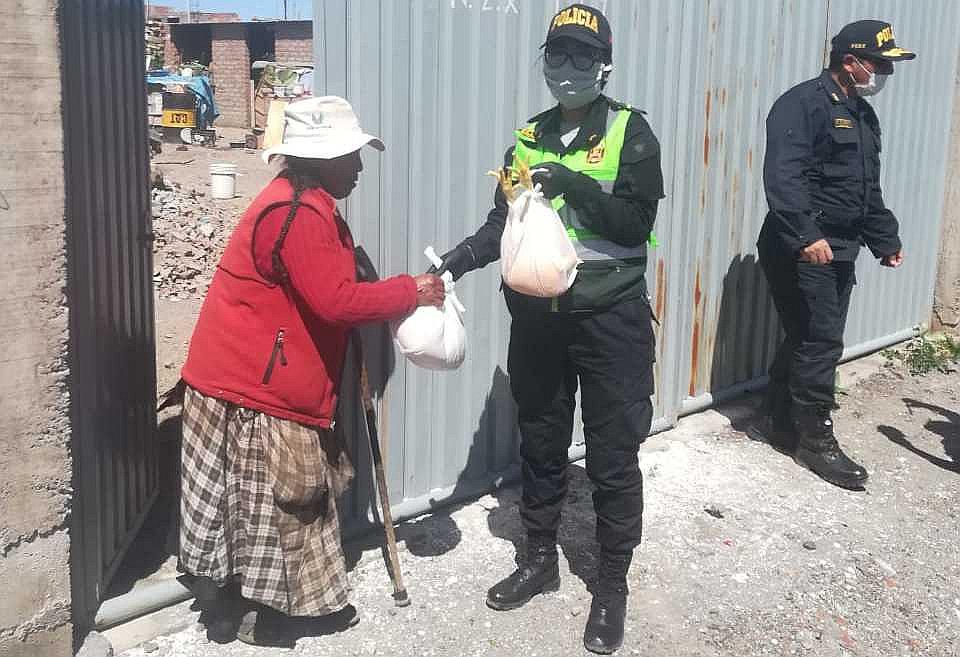 Policías donan alimentos para 150 personas en situación de pobreza