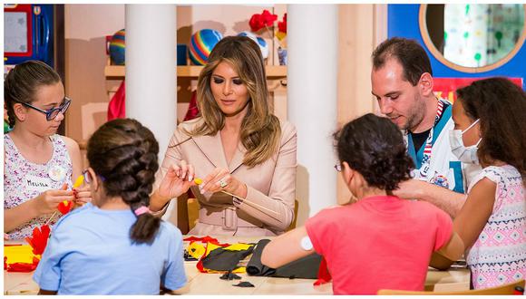 Melania Trump hace manualidades con un grupo de niños enfermos en Bruselas 