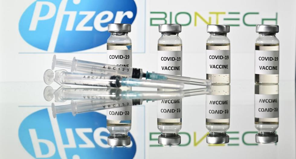 En esta foto de archivo tomada el 17 de noviembre de 2020 muestra viales con adhesivos de la vacuna Covid-19 adheridos y jeringas con el logotipo de la compañía farmacéutica estadounidense Pfizer y el socio alemán BioNTech. (Foto de JUSTIN TALLIS / AFP).