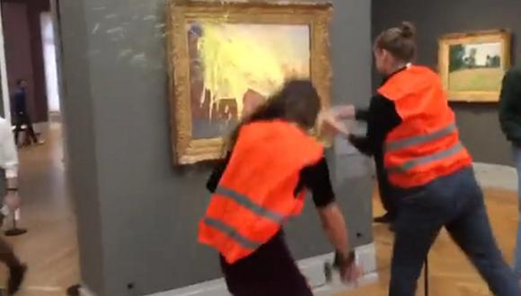 Activistas lanzan puré a la pintura "Les Meules" del artista francés Claude Monet. (Foto: Twitter)
