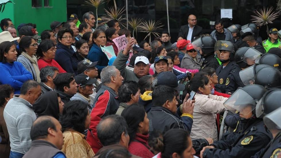 Vecinos protestan en el frontis de la Municipalidad de Los Olivos por cobro de arbitrios (FOTOS)