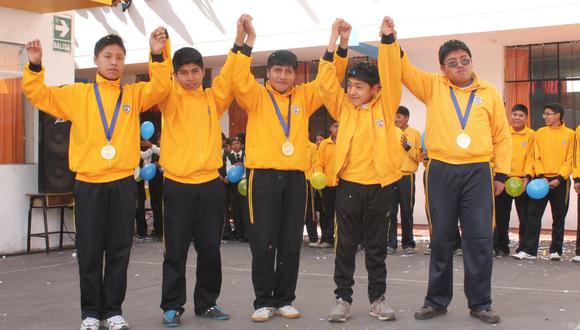 Colegio SIL de Puno gana 3 medallas en olimpiadas matemáticas