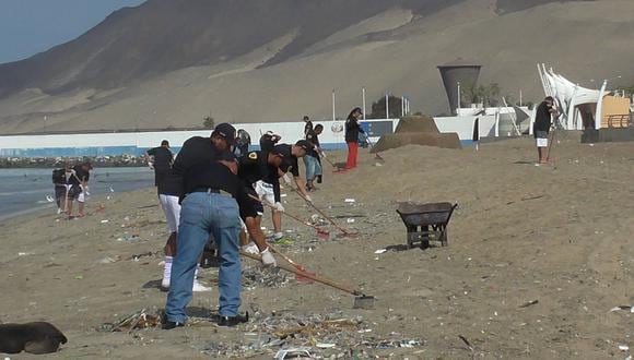Serenos usan su día de descanso para limpiar playa