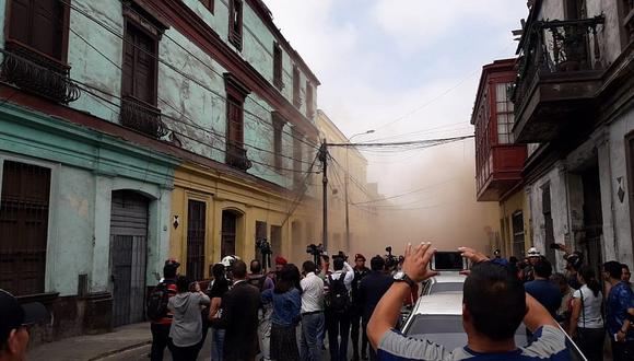 Casona se derrumbó y deja cuatro personas atrapadas en el centro de Lima (VIDEOS)