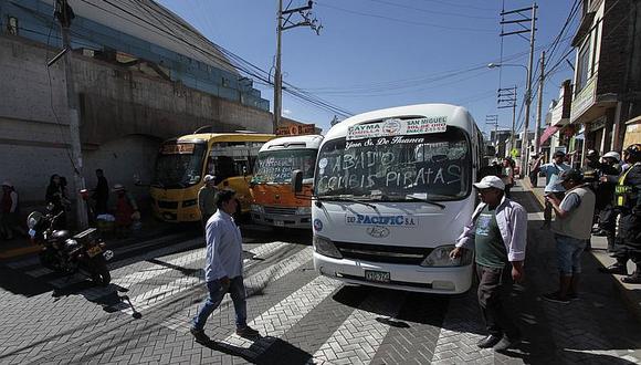 Transportistas protestan para pedir a  la MPA la salida de 150 combis de Cayma