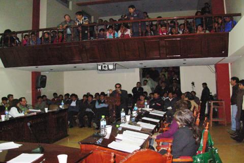 No pueden desalojar a invasores de tierras