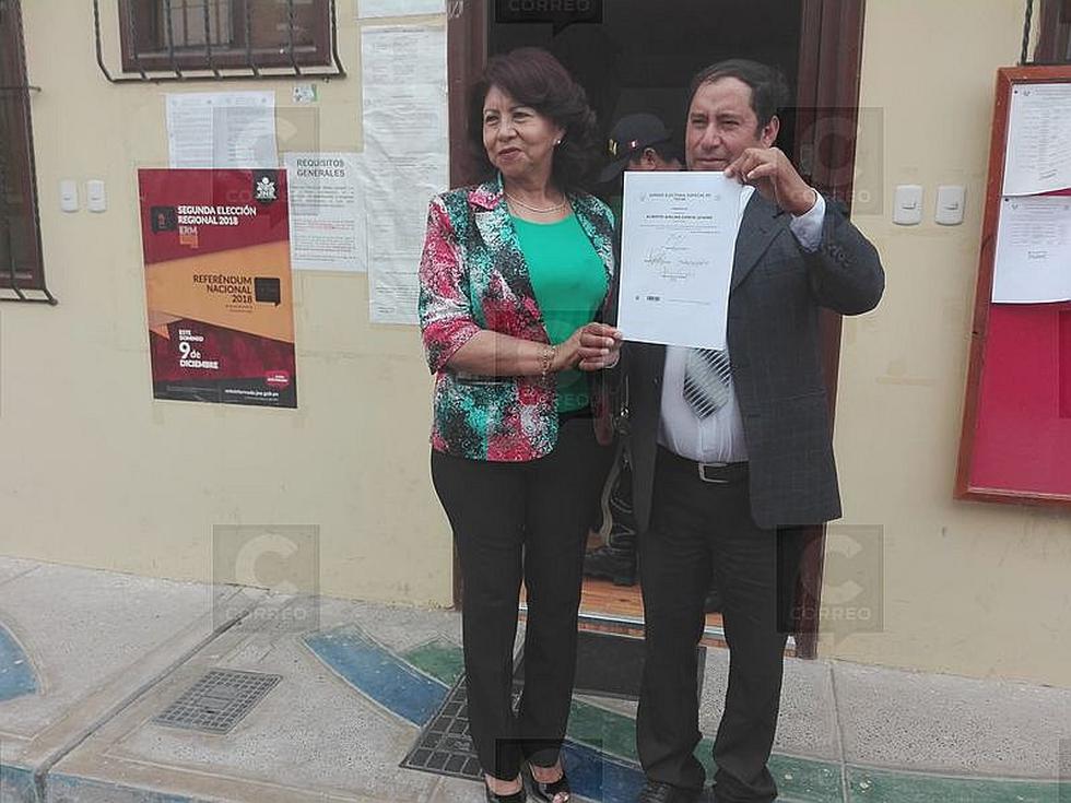 JEE Tacna entregan credenciales a consejeros regionales electos