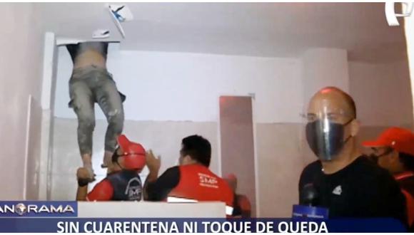 Personas se esconden en techo de club nocturno para evitar ser detenidas en San Martín de Porres. (Foto: Captura Panamericana)