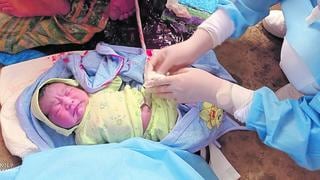 Brigada de vacunación atiende parto en Piura