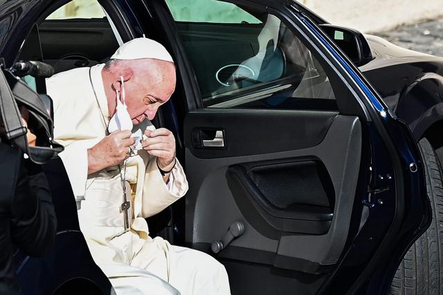 El papa Francisco es visto descendiendo de un vehículo antes de celebrar una audiencia pública general en el patio de San Dámaso en el Vaticano. (AFP / Vincenzo PINTO).
