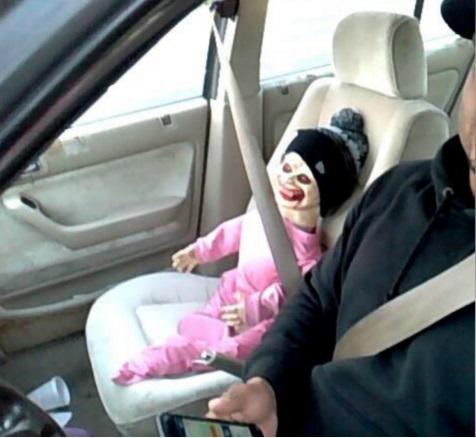 FOTO: ​Multan a chofer por tener como copiloto a un 'bebé zombie'