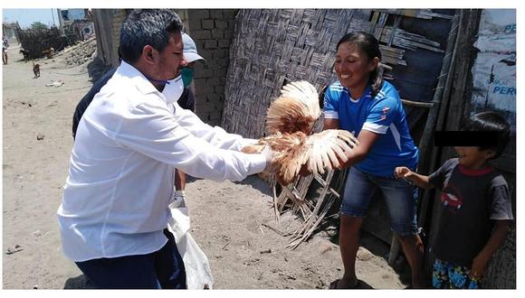 Alcalde de Moche regala gallinas a pobladores de las zonas vulnerables