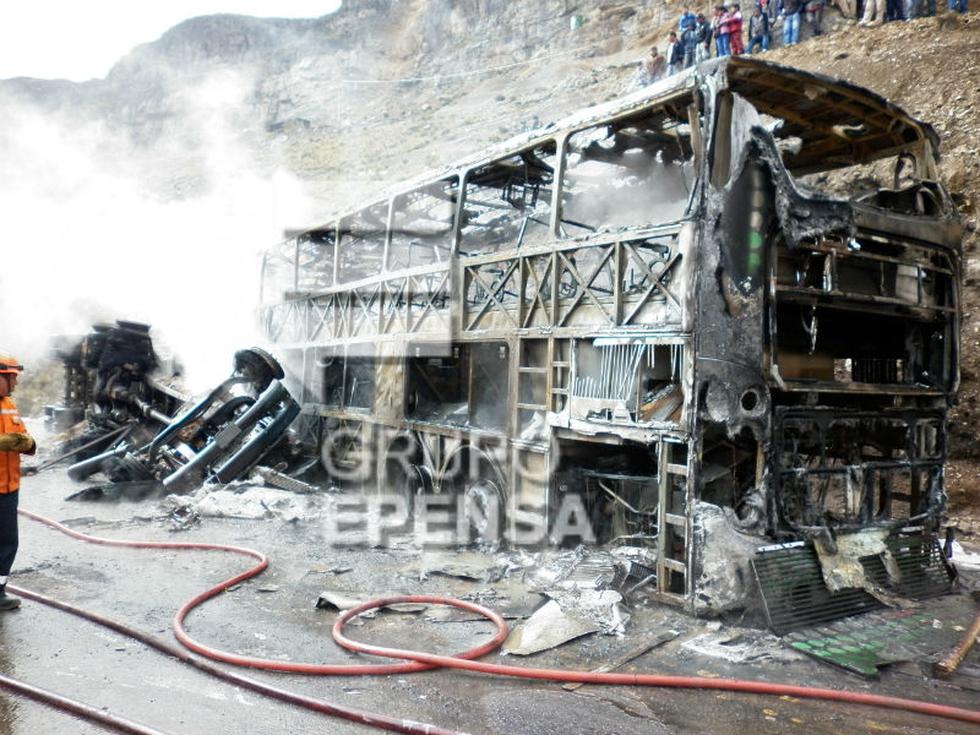 Así quedó el bus incendiado tras el choque con cisterna (FOTOS)