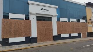 La Libertad: Empresas tapiaron ventanas y accesos para proteger instalaciones 