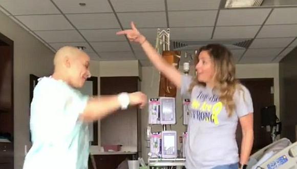 Instagram: Mujer afronta cáncer que padece bailando en sesiones de quimioterapia