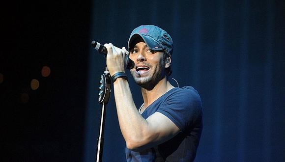 Enrique Iglesias "toquetea" a cantante durante concierto en Croacia
