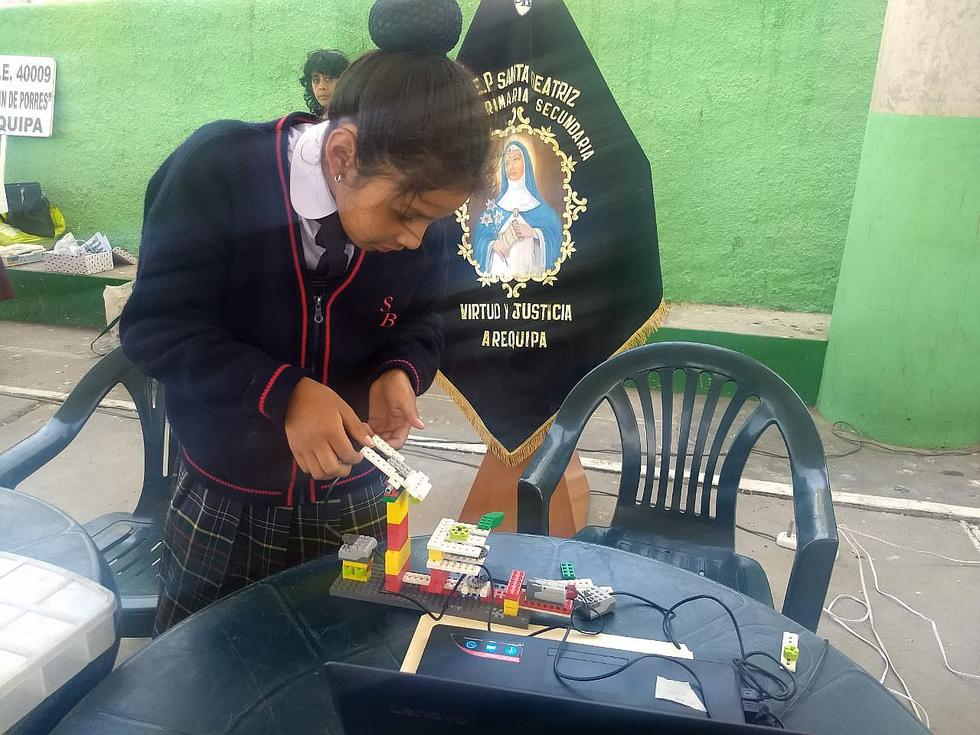 Más de 100 estudiantes elaboraron pequeños robots con fines educativos (FOTOS Y VIDEO)