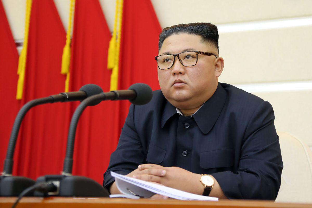 Esta imagen sin fecha publicada por la Agencia de Noticias Central Coreana (KCNA) de Corea del Norte el 29 de febrero de 2020 muestra al líder norcoreano Kim Jong-un asistiendo a una reunión del Buró Político del Comité Central del Partido de los Trabajadores de Corea. (Foto: AFP/KCNA)