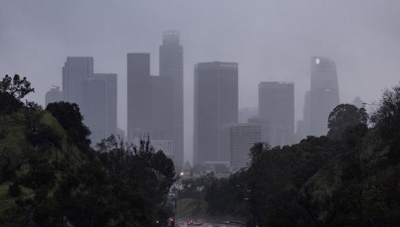 El centro de Los Ángeles está empapado de lluvia cuando una tormenta golpea el sur de California, en Los Ángeles, California, EE. UU., el 21 de marzo de 2023. (Foto: EFE/EPA/ETIENNE LAURENT)
