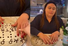 Mujer invidente es sorprendida por restaurante que le obsequió torta escrita en braille por su cumpleaños