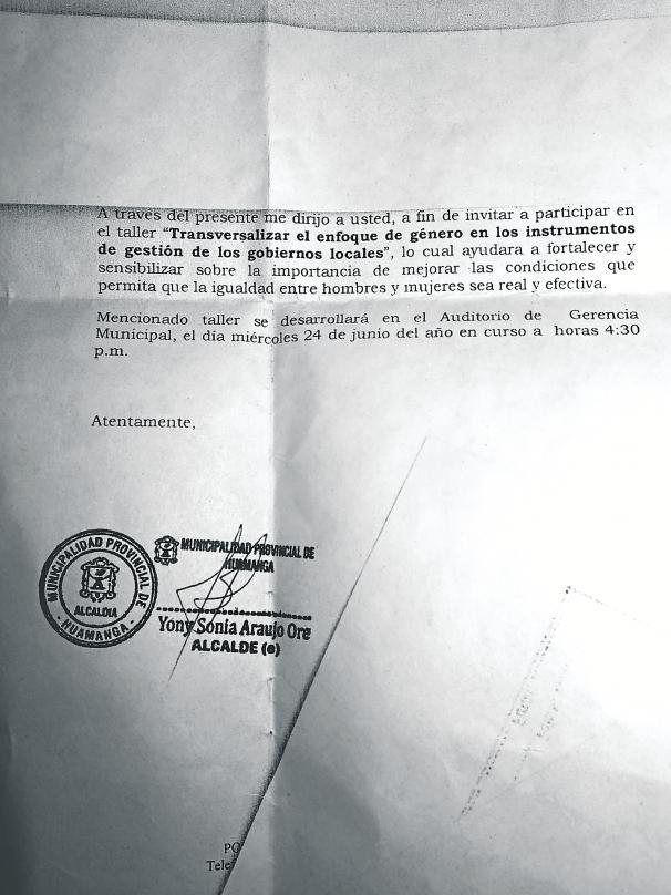 Regidora firma como alcalde (e)