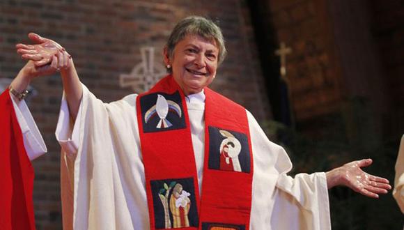 Anciana desafía al Vaticano al ordenarse como sacerdote