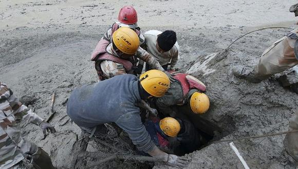 Miembros de la Policía Fronteriza Indo-Tibetana durante una operación de rescate después de que un glaciar roto del Himalaya causara una gran marejada que arrasó puentes y destruyó carreteras en la India. (AFP).