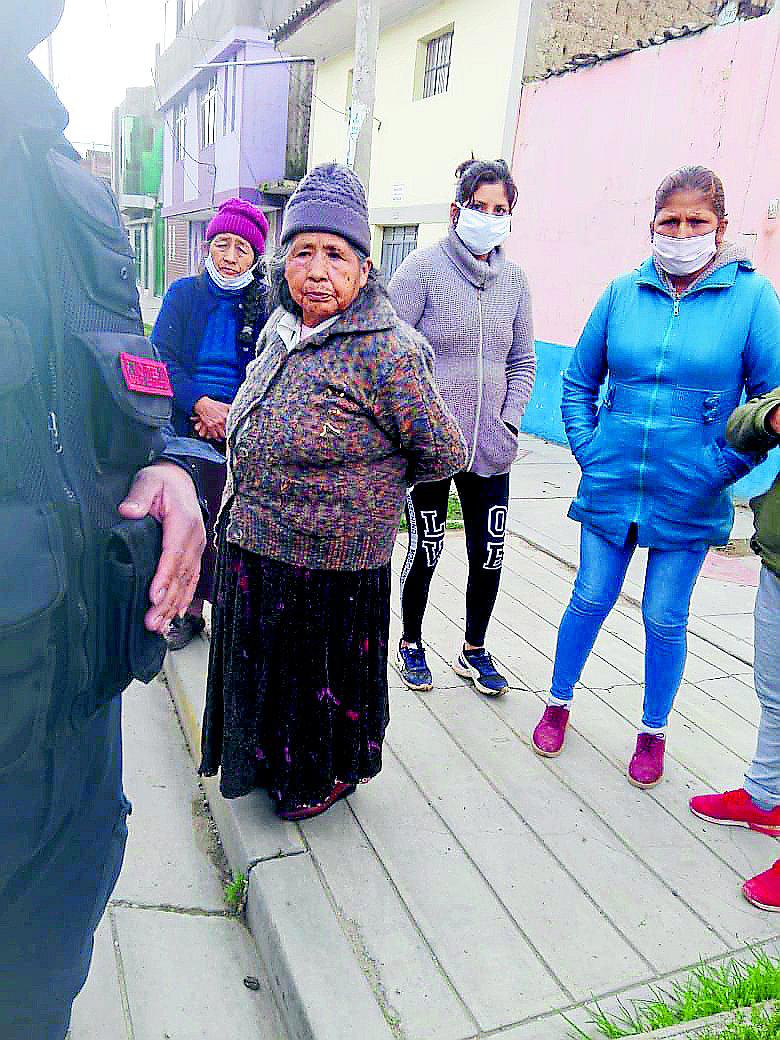 Falsos empadronadores que inscribían para entregar canastas, son llevados a la comisaría 